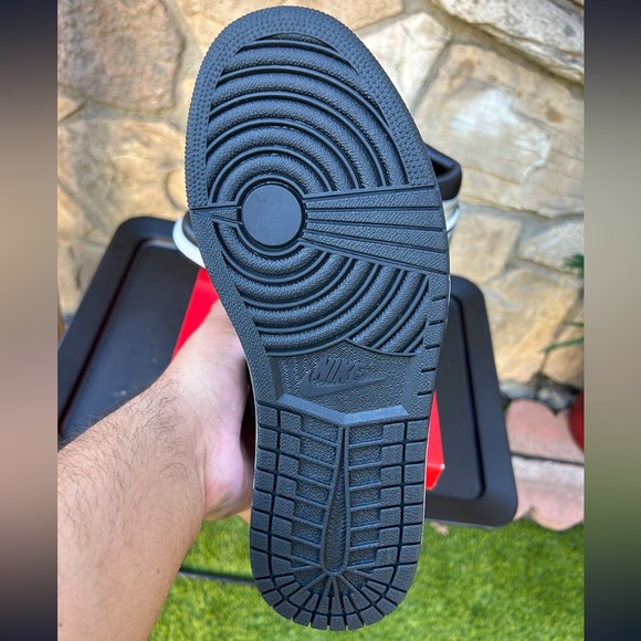 Air Jordan 1 High “Silver Toe” Size 11 Women / 9.5 Men - Picture 10 of 10